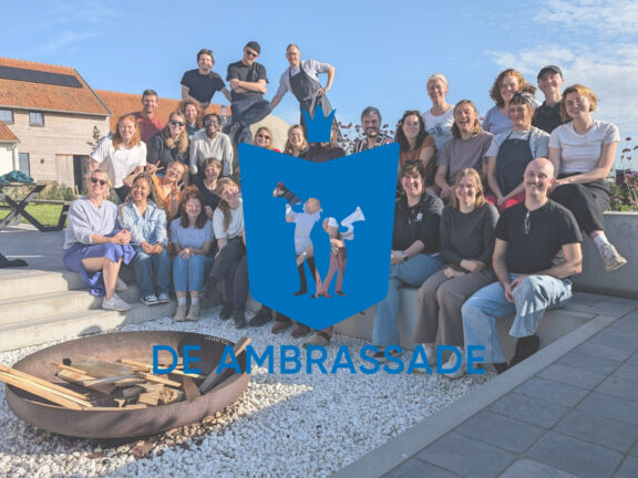 Ambrassade met logo
